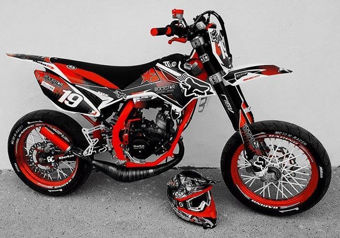 Beta rr 50 Motard Track équipée d'un pot Voca Rookie avec silencieux rouge