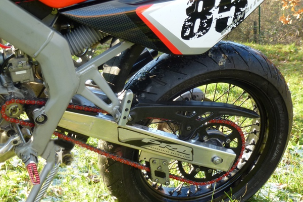 Derbi équipée d'une chaîne Stage6 HQ de couleur rouge